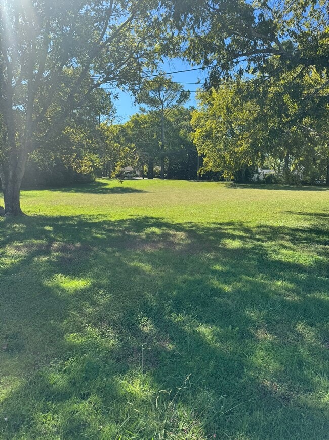 Building Photo - 9019 Meadowlawn Dr