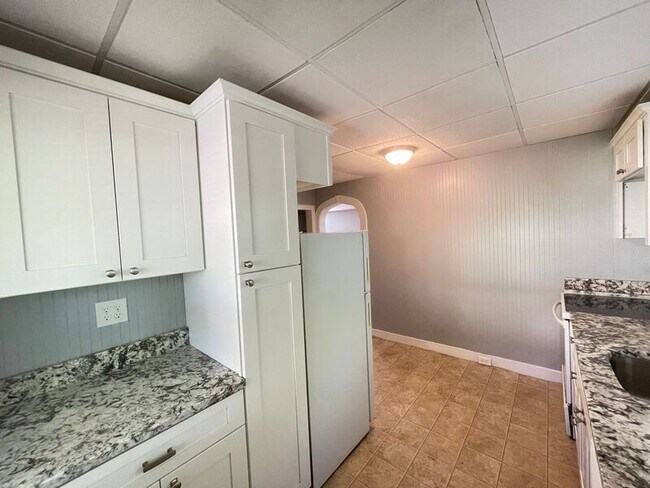 Building Photo - 37 Branch St