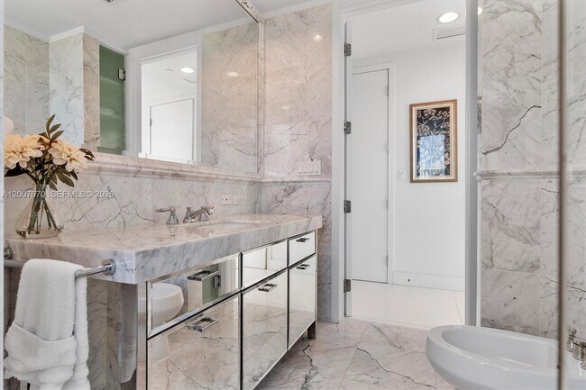 Building Photo - 17475 Collins Ave