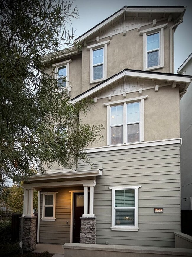 Building Photo - Luxury 4BR Home with Dual Side Yards, Putt...