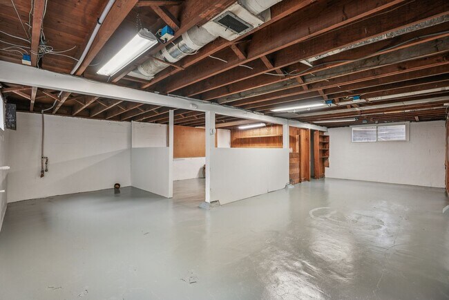 Building Photo - Classic Portland Charm + Modern Comfort in...