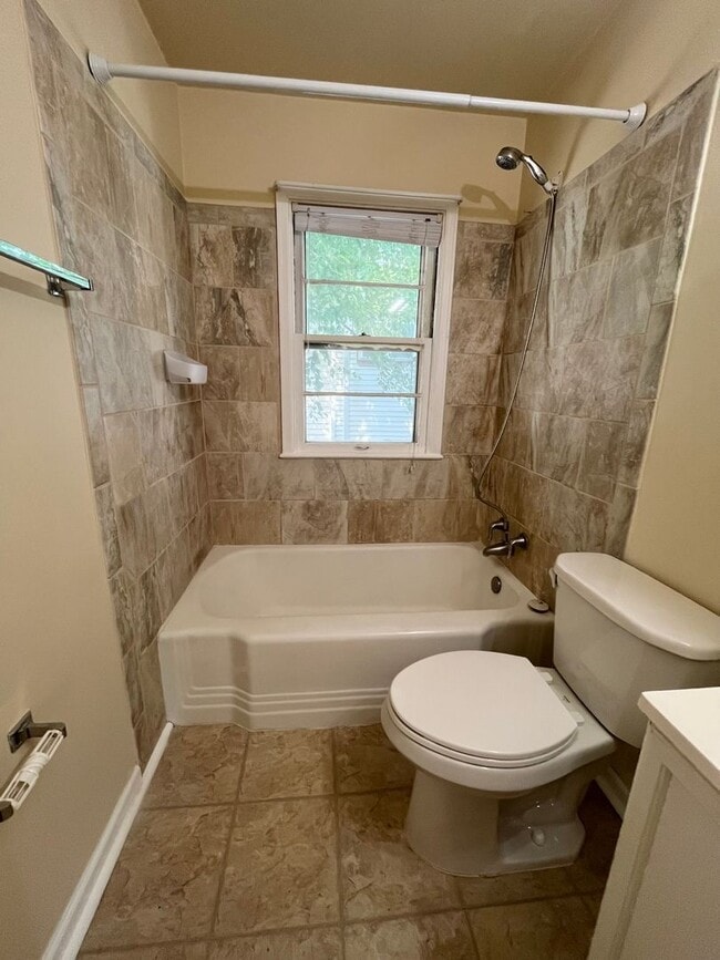 Building Photo - 429 1/2 E. 26th Street
