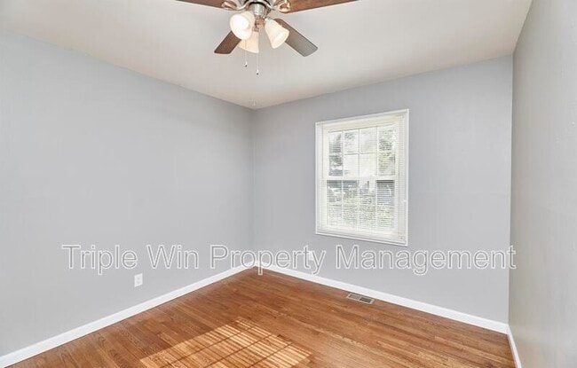 Building Photo - 1405 Willowbrook Dr