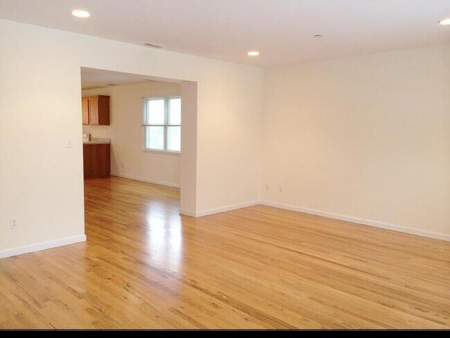 Building Photo - Townhouse Style 3 Bedroom 2 Bath Duplex $4...