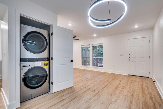 Building Photo - 202 E 45th St