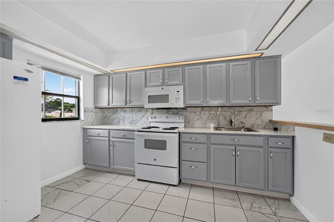 Building Photo - 913 San Rafael Way