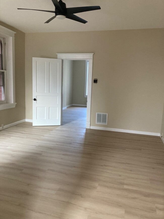 Building Photo - Spacious, renovated apartment in Carondelet!