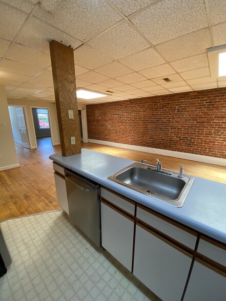 Building Photo - 815 W Broad St