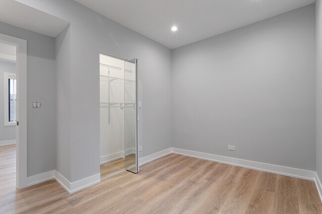 Building Photo - 1556 W Juneway Terrace