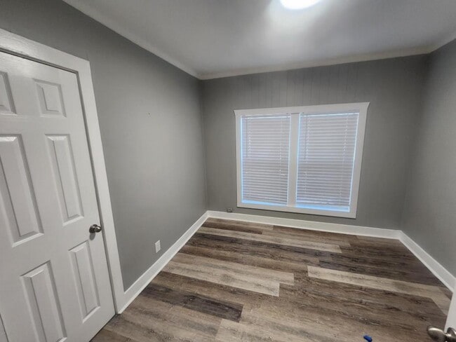 Building Photo - 522 E 5th St