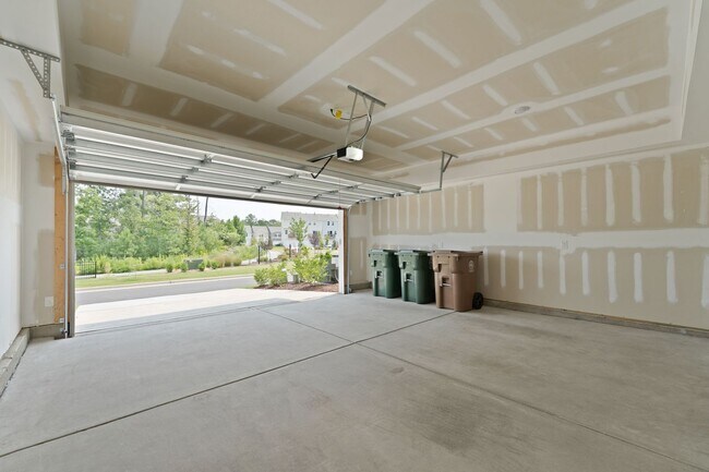 Building Photo - Available Early August! 4 Bed, 3.5 Ba in W...