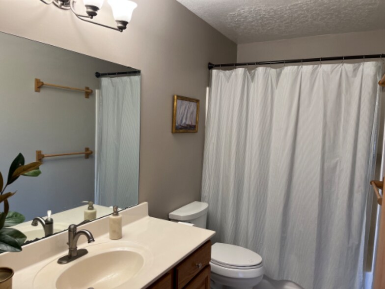 Building Photo - 2922 Kenosha Dr NW