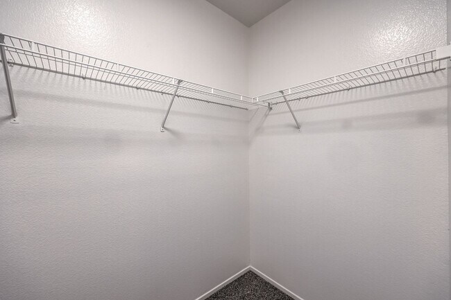 Building Photo - Gorgeous 6Bed/5Bath/4Car, 2-Story Home located in the Mountains Edge