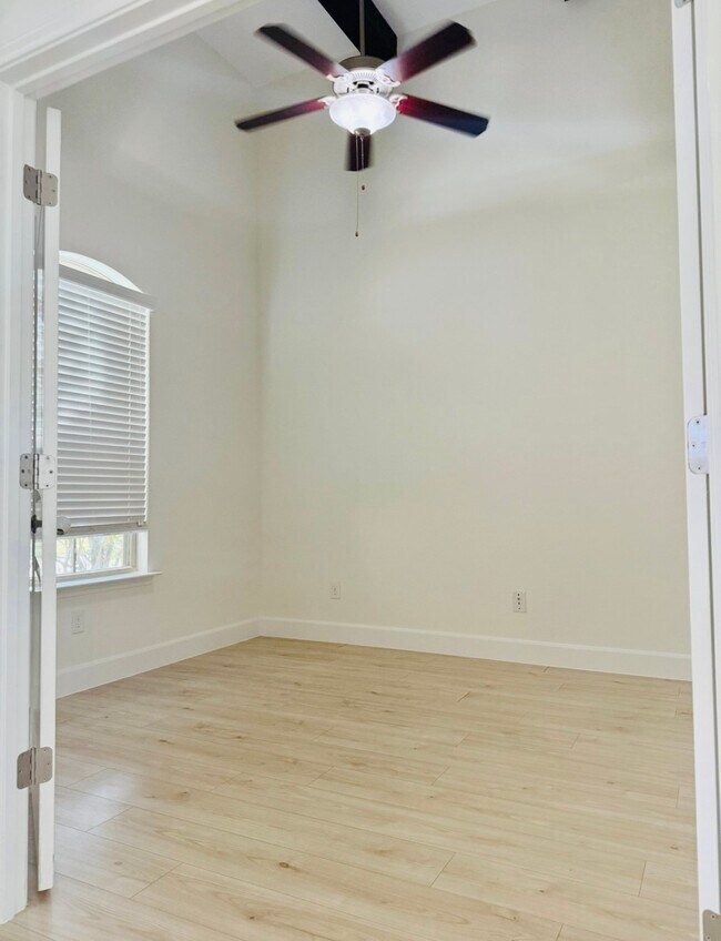 Building Photo - 23410 Bracino Lake Dr