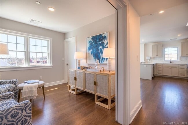 Building Photo - 201 Main St