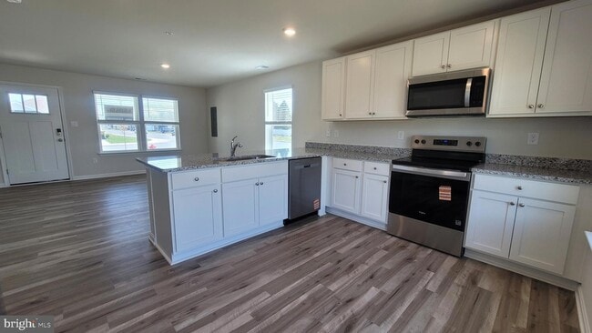 Building Photo - 102 Sycamore Ln