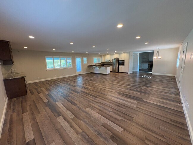 Building Photo - NW Visalia Home Near Country Club coming soon!