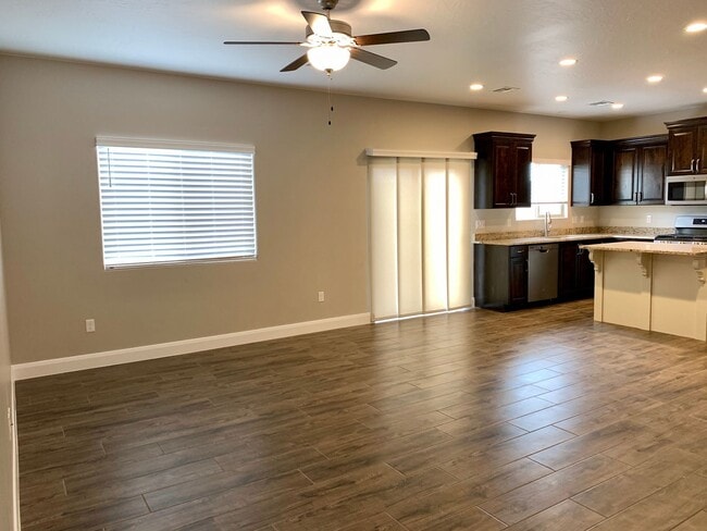 Building Photo - Spacious 3-Bedroom Townhome in Black Hawk ...