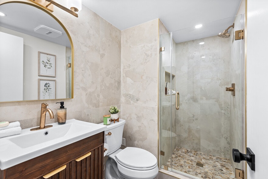 Guest Bathroom - 13135 Mindanao Way