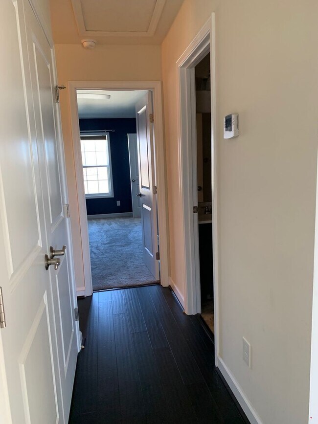Building Photo - 3 Bedroom 2.5 Bath Townhouse 1 Car Garage