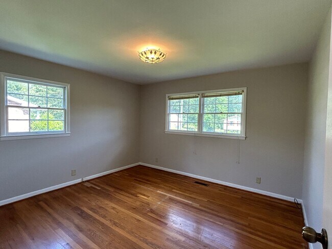 Building Photo - 1504 Cloverdale Road **MOVE IN SPECIAL**