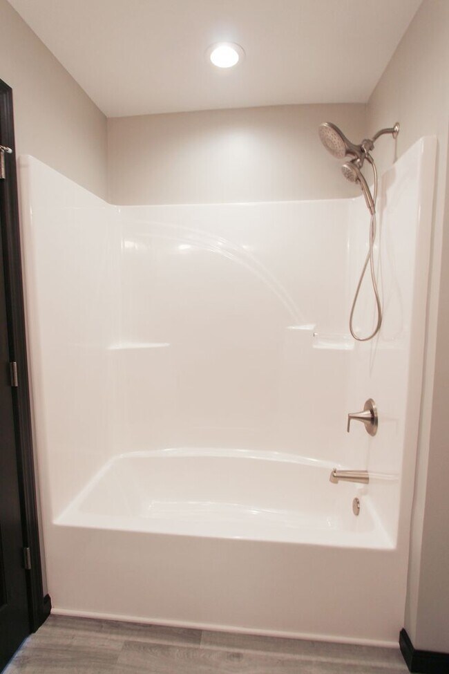 Building Photo - New! Beautiful 2 Bed, 2 Bath Apartment in ...