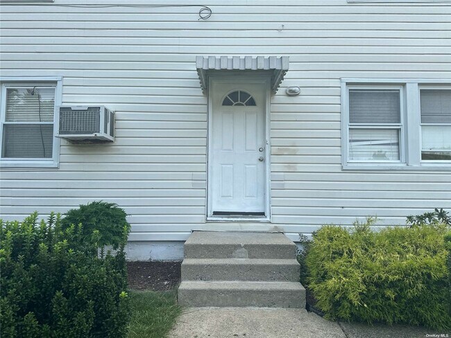 Building Photo - 1322 Commodore Rd