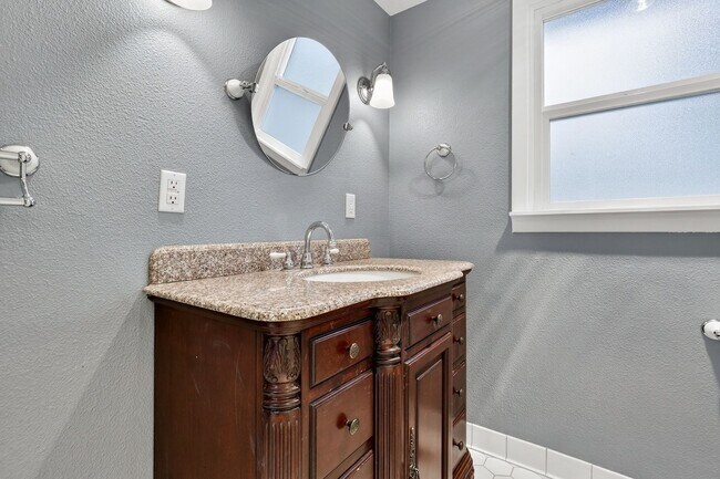 Building Photo - $1000 off 1st Month's Rent!!!  Gorgeous Ranch Style Home in the Heart of Vancouver Near Royal Oak...