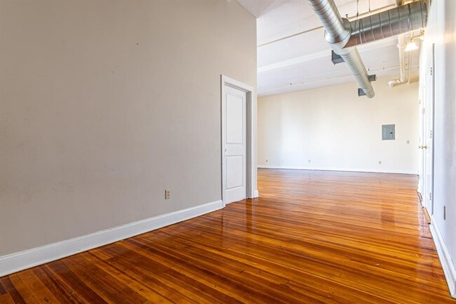 Building Photo - 775 Potters Ave