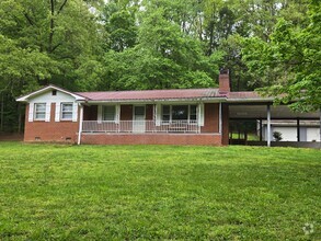 Building Photo - Roomy 3br country home with a sunroom!