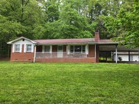 Building Photo - Roomy 3br country home with a sunroom!
