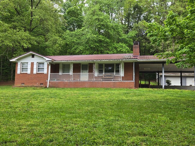 Primary Photo - Roomy 3br country home with a sunroom!