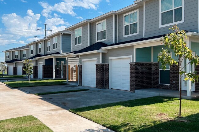 Building Photo - Townhome For Rent NW OKC!