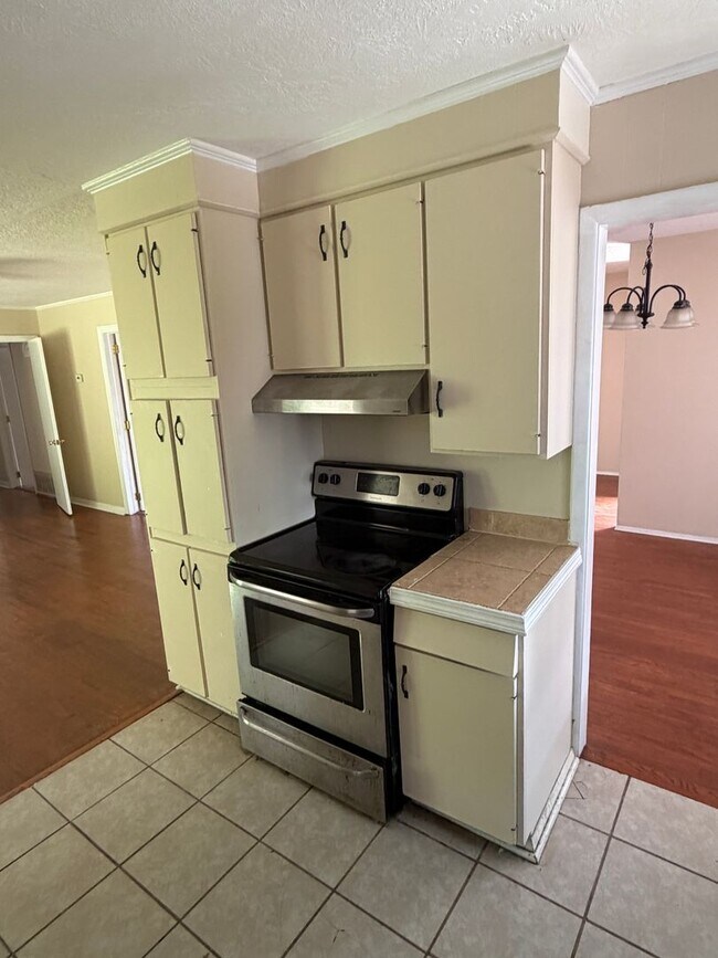 Building Photo - 3012 Pinewood Dr