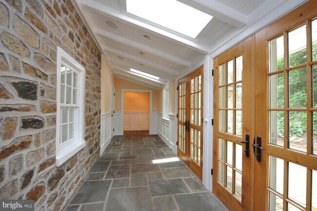 Building Photo - 1420 Creek Road Trail