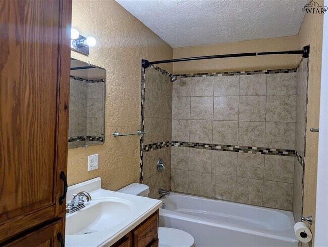 Building Photo - 2805 S Bandera Dr