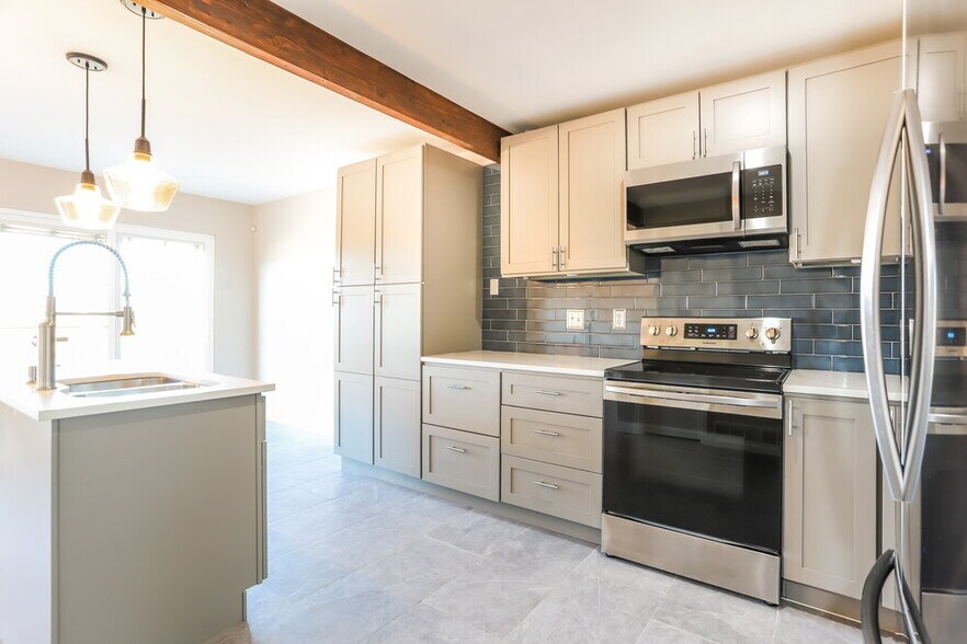 Building Photo - 981 Conifer Ct