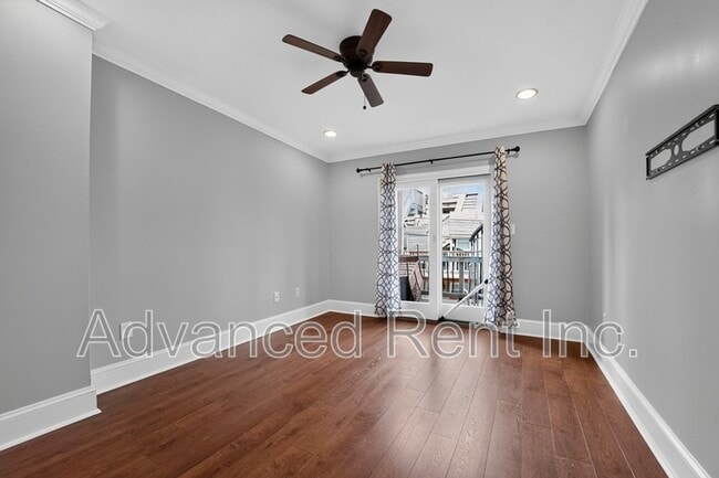 Building Photo - 528 S Curley St