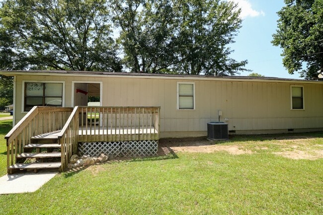 Building Photo - Cute Home Close to Town