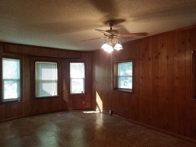 Building Photo - 2 Bedroom 1 bathroom