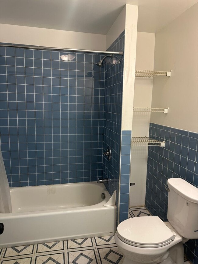 Building Photo - Spacious Rooms! Finished Basement! W/D Hook-Up!! Available Now!