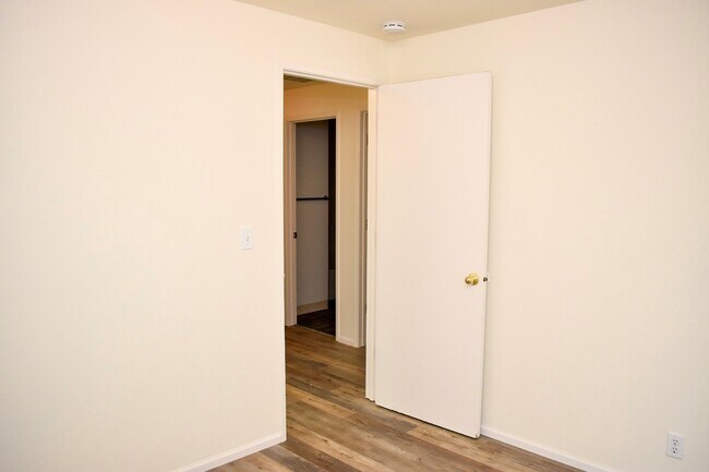 Building Photo - Great 3BD Ranch in Orchards- Gorgeous Laminate Floors Throughout!