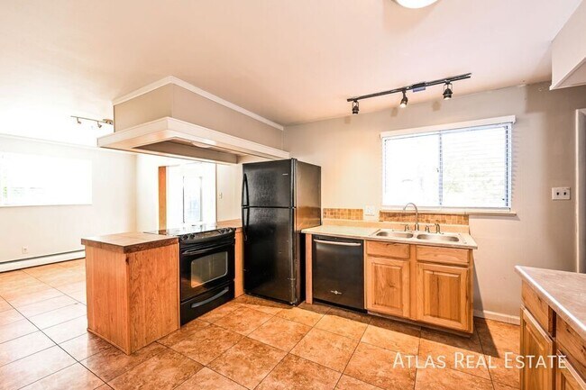 Building Photo - 331 S Victor St