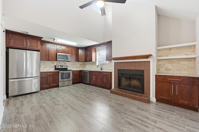 Building Photo - 760 Plainfield Ave