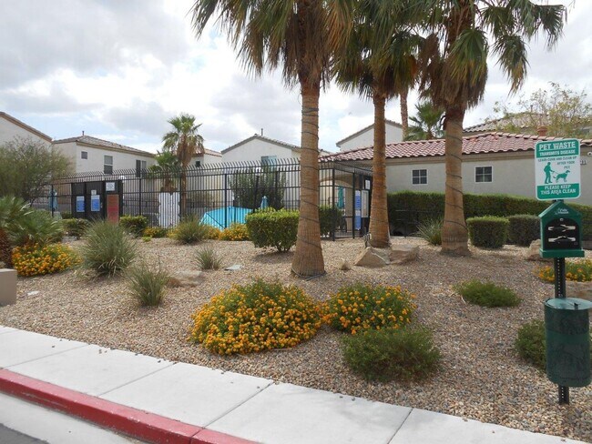 Building Photo - Spacious 2 Bedroom Home near Cactus and Ma...