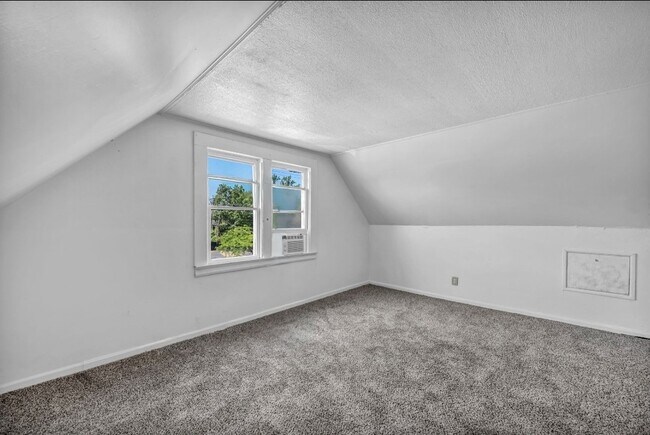 Building Photo - 1261 E 123rd St