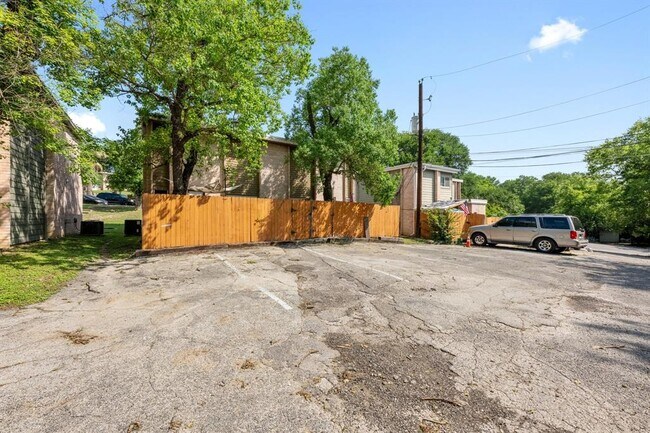 Building Photo - 6411 Chimney Creek Cir