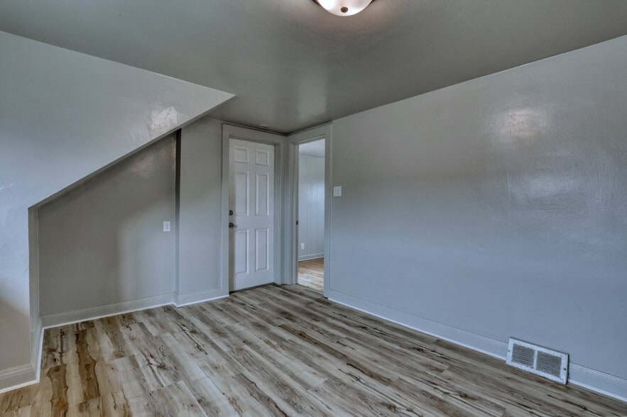 Building Photo - 2213 S 74th St