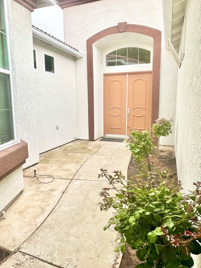 Building Photo - Stunning5 Bedroom North Fresno Granville