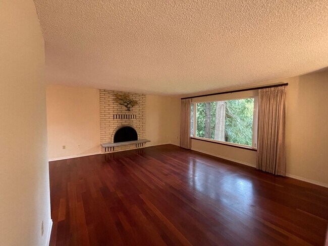 Building Photo - 10800 Lathrop Ln NW
